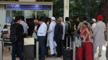 300 Binden Fazla Yolcu Mahsur Kaldı: Hindistan Cezayı Kesti