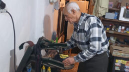 60 Yıldır Mesleğini S&uuml;rd&uuml;r&uuml;yor, Teknolojiye Karşı Direniyor