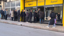 65 Yaş Aylığıyla Ge&ccedil;inmekte Zorlanan Emekliler &Uuml;cretsiz Yemek Kuyruğuna Girdi