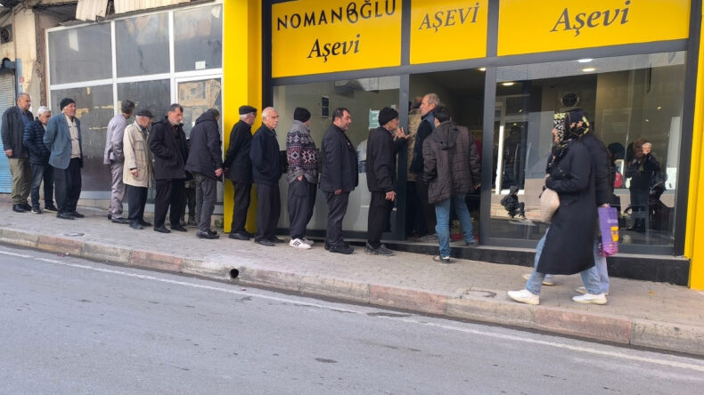 65 Yaş Aylığıyla Ge&ccedil;inmekte Zorlanan Emekliler &Uuml;cretsiz Yemek Kuyruğuna Girdi