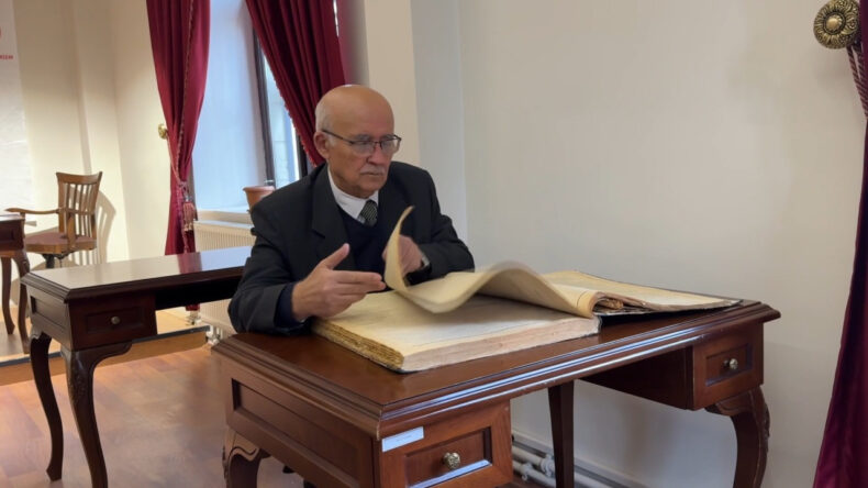 81 Yaşındaki Mustafa Eski, Her G&uuml;n 6 Saatini K&uuml;t&uuml;phanede Ge&ccedil;iriyor