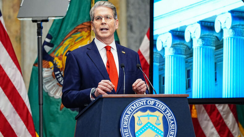 ABD Hazine Bakanı'ndan Şok İddia: İran Elitleri Milyonları Yurt Dışına Ka&ccedil;ırıyor