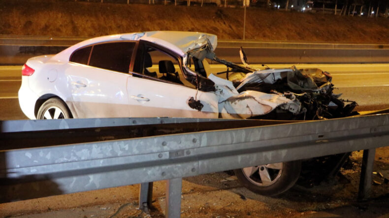 Adana'da korkun&ccedil; kaza: TIR&rsquo;a &ccedil;arpan otomobilin s&uuml;r&uuml;c&uuml;s&uuml; yaşamını yitirdi