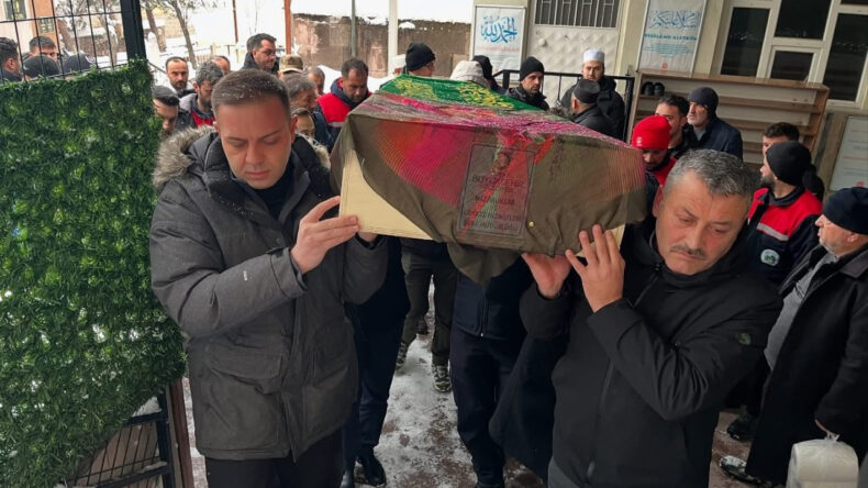 Ailesine ulaşılamayan k&uuml;&ccedil;&uuml;k kızı il&ccedil;e protokol&uuml; ve vatandaşlar toprağa verdi