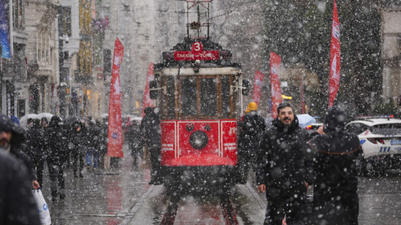AKOM'dan Hava Durumu Tahmini: İstanbul'a Kar Yağışı Geliyor