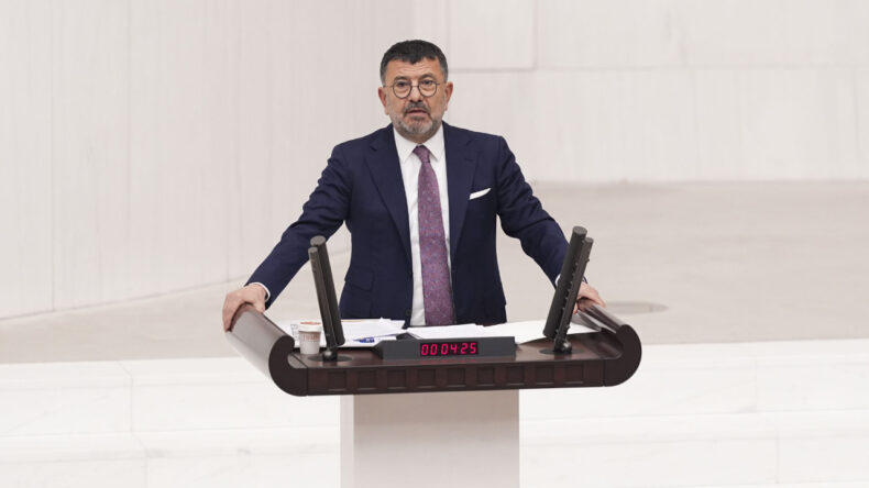 AKP'li Vekil İsyan Etti: "&Ccedil;ocuğuna Versen Y&uuml;z&uuml;ne Bakmaz"