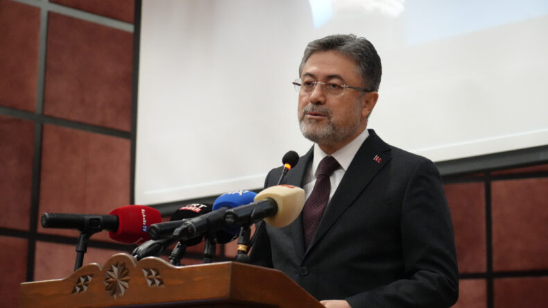 AKP'liler Tezah&uuml;rat Yaptı, Bakan Siyasete Girdi: 'CHP Kendine &Ccedil;eki D&uuml;zen Versin'