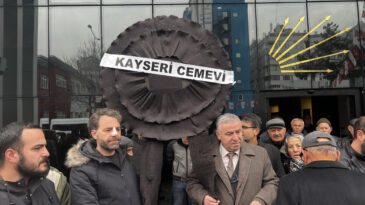 Alevi Derneklerinden CHP Kayseri İl Başkanlığı &Ouml;n&uuml;ne Siyah &Ccedil;elenk