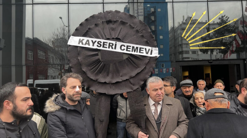 Alevi Derneklerinden CHP Kayseri İl Başkanlığı &Ouml;n&uuml;ne Siyah &Ccedil;elenk