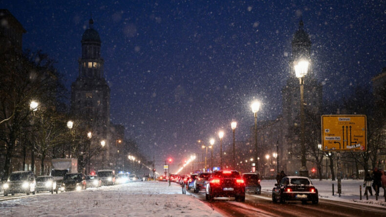 Almanya'da Kar Fırtınası Hayatı Kabusa Çevirdi