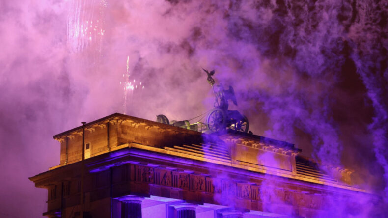 Almanya'da Sorunlu Yılbaşı Kutlamaları: 2 &Ouml;l&uuml;, 400 G&ouml;zaltı