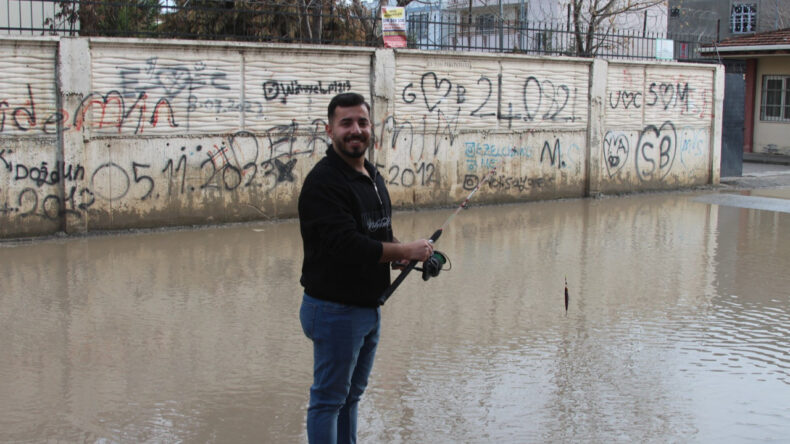 Altyapı Tepkisi: Esnaf G&ouml;l Haline Gelen Sokakta Olta Attı