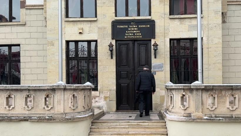 Mustafa Eski Kütüphanede