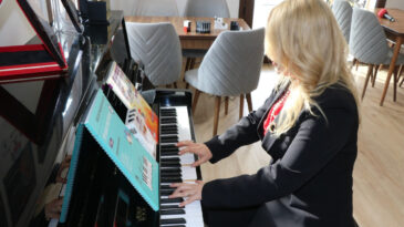 Annesi Sayesinde Başladı, D&uuml;nya &Ccedil;apında &Ouml;d&uuml;ller Aldı