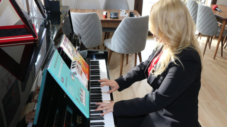 Annesi Sayesinde Başladı, D&uuml;nya &Ccedil;apında &Ouml;d&uuml;ller Aldı