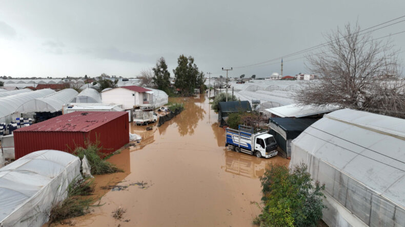 Antalya&rsquo;da Sağanak Uyarısı: Tarım Alanları Su İ&ccedil;inde Kaldı