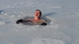 Antarktika Değil, Bursa! Buz Kırıp G&ouml;l&uuml;n İ&ccedil;ine Atladı