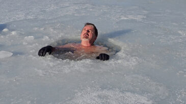 Antarktika Değil, Bursa! Buz Kırıp G&ouml;l&uuml;n İ&ccedil;ine Atladı