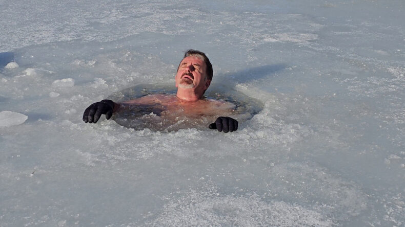 Antarktika Değil, Bursa! Buz Kırıp Gölün İçine Atladı