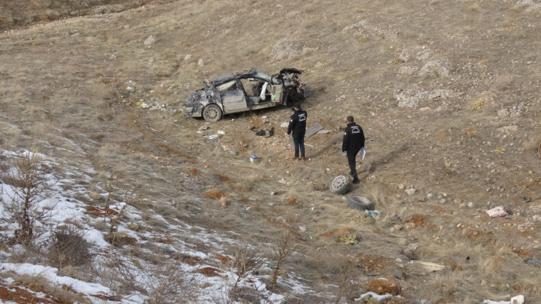 Ara&ccedil; Şarampole Devrildi: &Ouml;l&uuml; ve Yaralılar Var