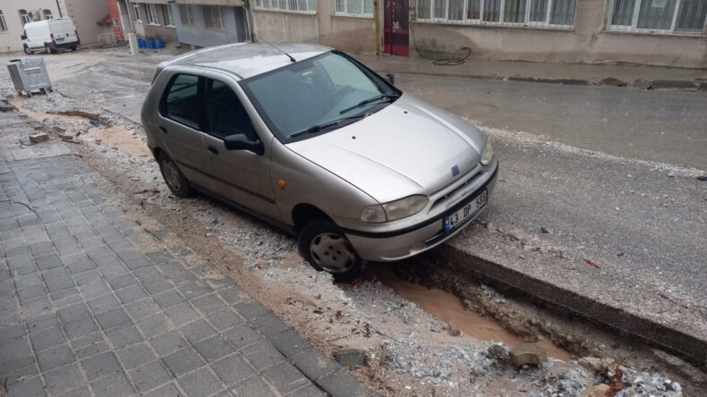 Ara&ccedil;lar Sel Sularının Oluşturduğu &Ccedil;ukura D&uuml;şt&uuml;