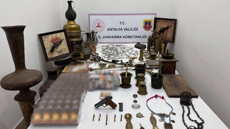 Aramalarda Yüzlerce Tarihi Eser Ele Geçirildi