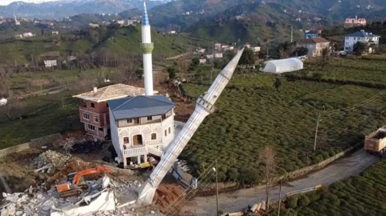 Arazi Anlaşmazlığı Nedeniyle Cami Yıkıldı