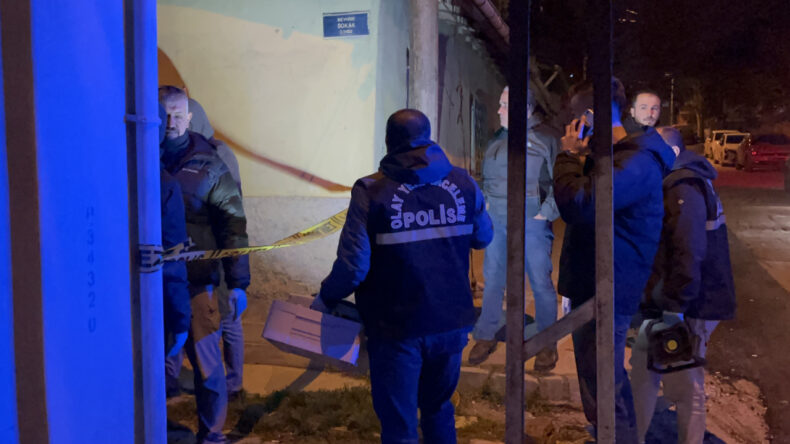 Arkadaşını Bı&ccedil;aklayarak Hayatına Son Verdi