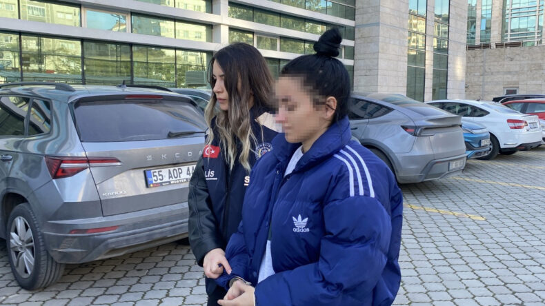 Arkadaşını S&uuml;p&uuml;rgeyle Darp Edip Telefonunu &Ccedil;aldılar