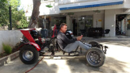 Arkadaşları &lsquo;Yapamazsın' dedi, hurdalarla 160 km hıza ulaştı