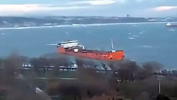 Avcılar'da Tanker Lodosun Etkisiyle Sahile S&uuml;r&uuml;klendi