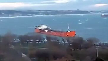 Avcılar'da Tanker Lodosun Etkisiyle Sahile S&uuml;r&uuml;klendi