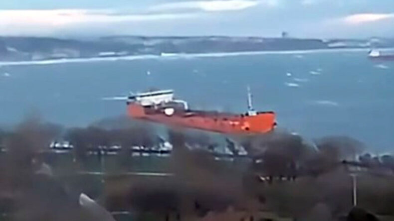 Avcılar'da Tanker Lodosun Etkisiyle Sahile Sürüklendi