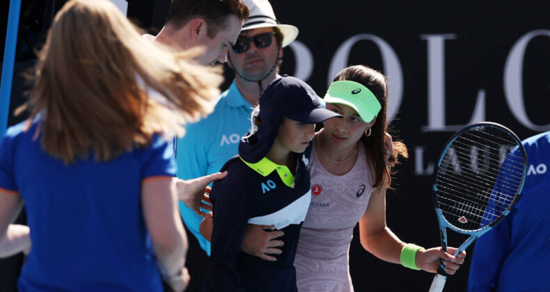 Avustralya A&ccedil;ık'ta Korkutan An: Zeynep S&ouml;nmez'in Yardımı
