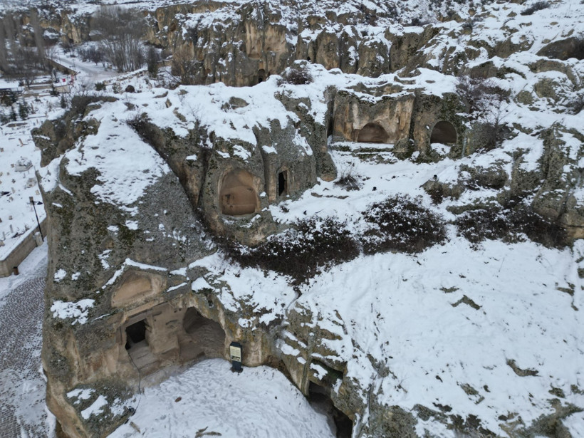 Kaya yerleşimleri kar altında