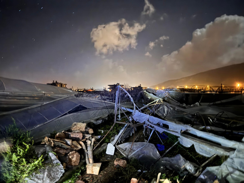 5 katlı binanın camları kırıldı