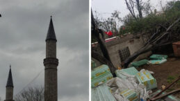 Ayasofya'da Mimar Sinan Minaresi'ne ait alem şiddetli r&uuml;zgar nedeniyle d&uuml;şt&uuml;