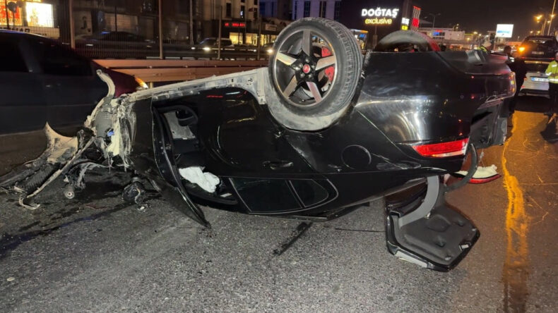 Aydınlatma Direğine Çarpan Otomobil Takla Attı, Sürücü Olay Yerinden Kaçtı