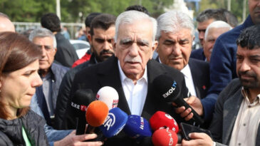 Bah&ccedil;eli "G&ouml;revine iade edilmeli" demişti, kayyumun mesaisi uzadı