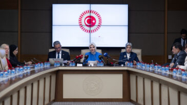 Bakanın Komisyona Katılımında Gerilim: 'Dinlemek İstemeyen AKP'li Vekiller &Ccedil;ıkabilir'