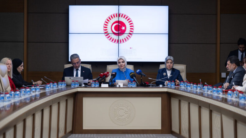 Bakanın Komisyona Katılımında Gerilim: 'Dinlemek İstemeyen AKP'li Vekiller &Ccedil;ıkabilir'