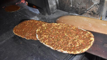 Bakanlık Listeyi G&uuml;ncelledi: Lahmacun Harcında Sakatat Tespit Edildi
