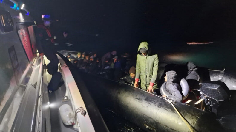 Balıkesir Açıklarında 3'ü Çocuk 29 Göçmen Kurtarıldı