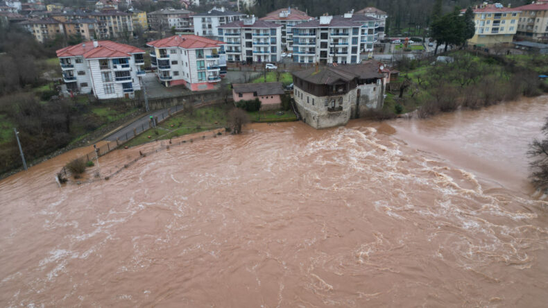Bartın Irmağı'nda Su Seviyesindeki Artış: K&ouml;pr&uuml; Kapandı