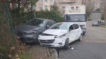 Başakşehir'de Yokuştan Kayarak 5 Araca &Ccedil;arpan TIR