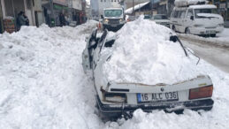 Binanın &Ccedil;atısından D&uuml;şen Kar K&uuml;tlesi Otomobili Ezdi