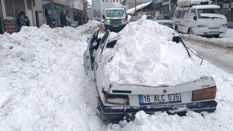 Binanın &Ccedil;atısından D&uuml;şen Kar K&uuml;tlesi Otomobili Ezdi