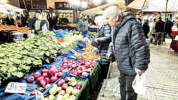 Bir avu&ccedil; zenginin keyfi yerinde milyonlar yoksulluğa mahkum