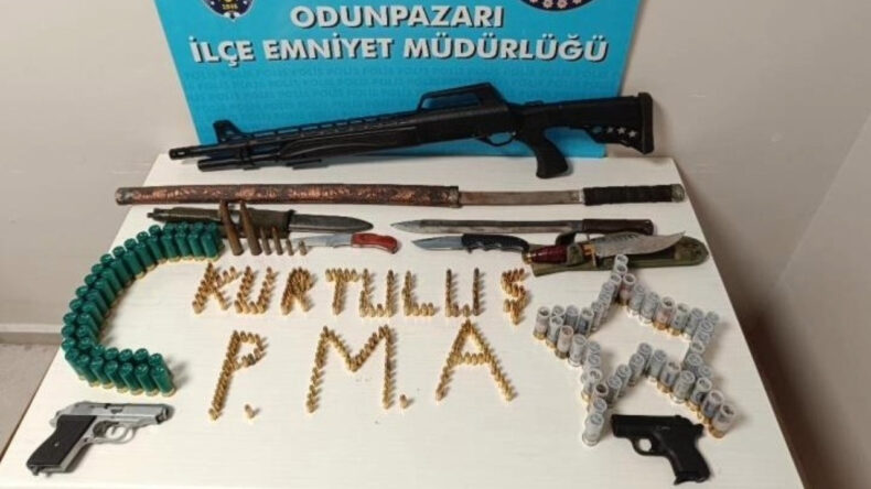 Bisikletle &Ccedil;arptığı Vatandaşı Tehdit Eden Kişinin İş Yerinden Cephanelik &Ccedil;ıktı