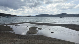 Bodrum&rsquo;da denizde &ccedil;ekildi, adacıklar ortaya &ccedil;ıktı